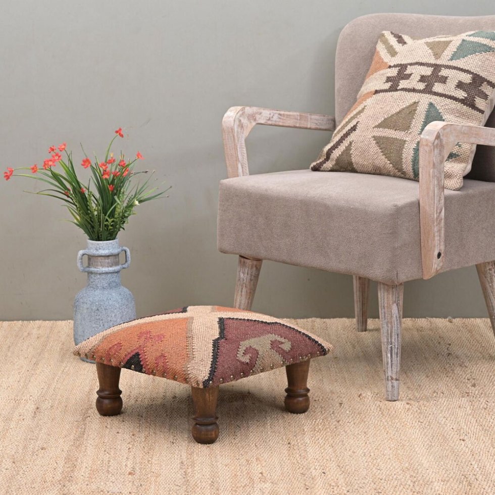 Taburete otomano kilim de lana y yute beige