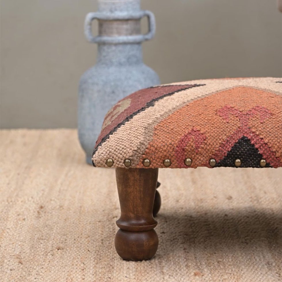 Taburete otomano kilim de lana y yute beige