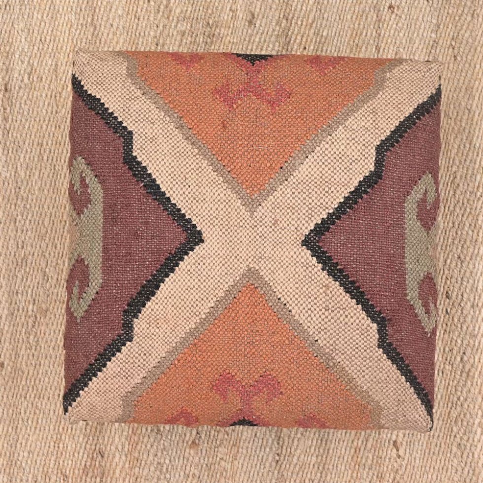 Taburete otomano kilim de lana y yute beige
