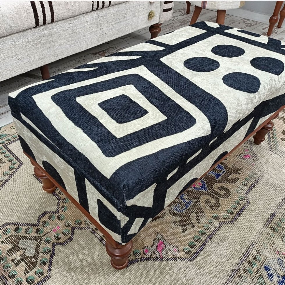 Mesa de centro otomana kilim turca en blanco y negro con almacenaje