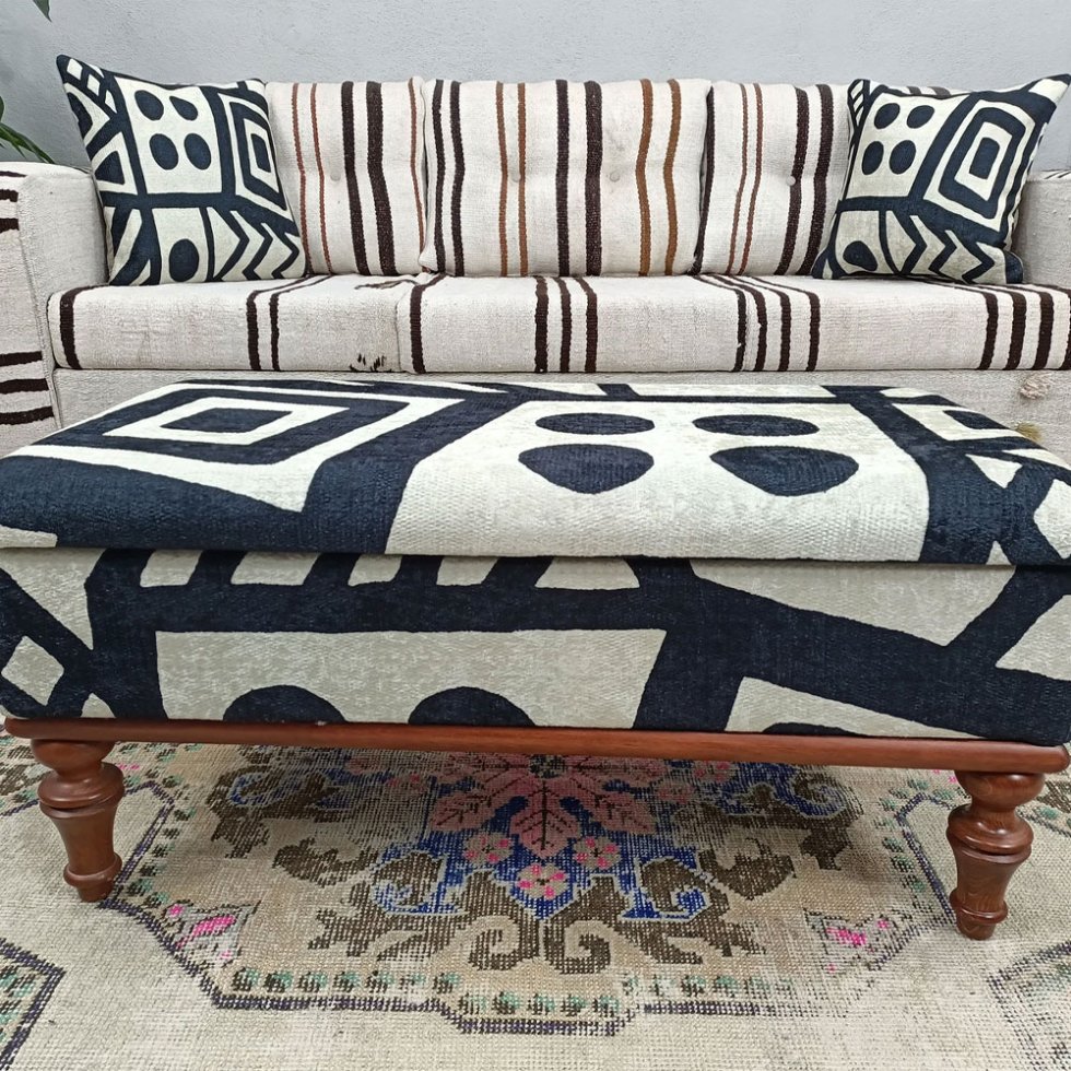 Mesa de centro otomana kilim turca en blanco y negro con almacenaje