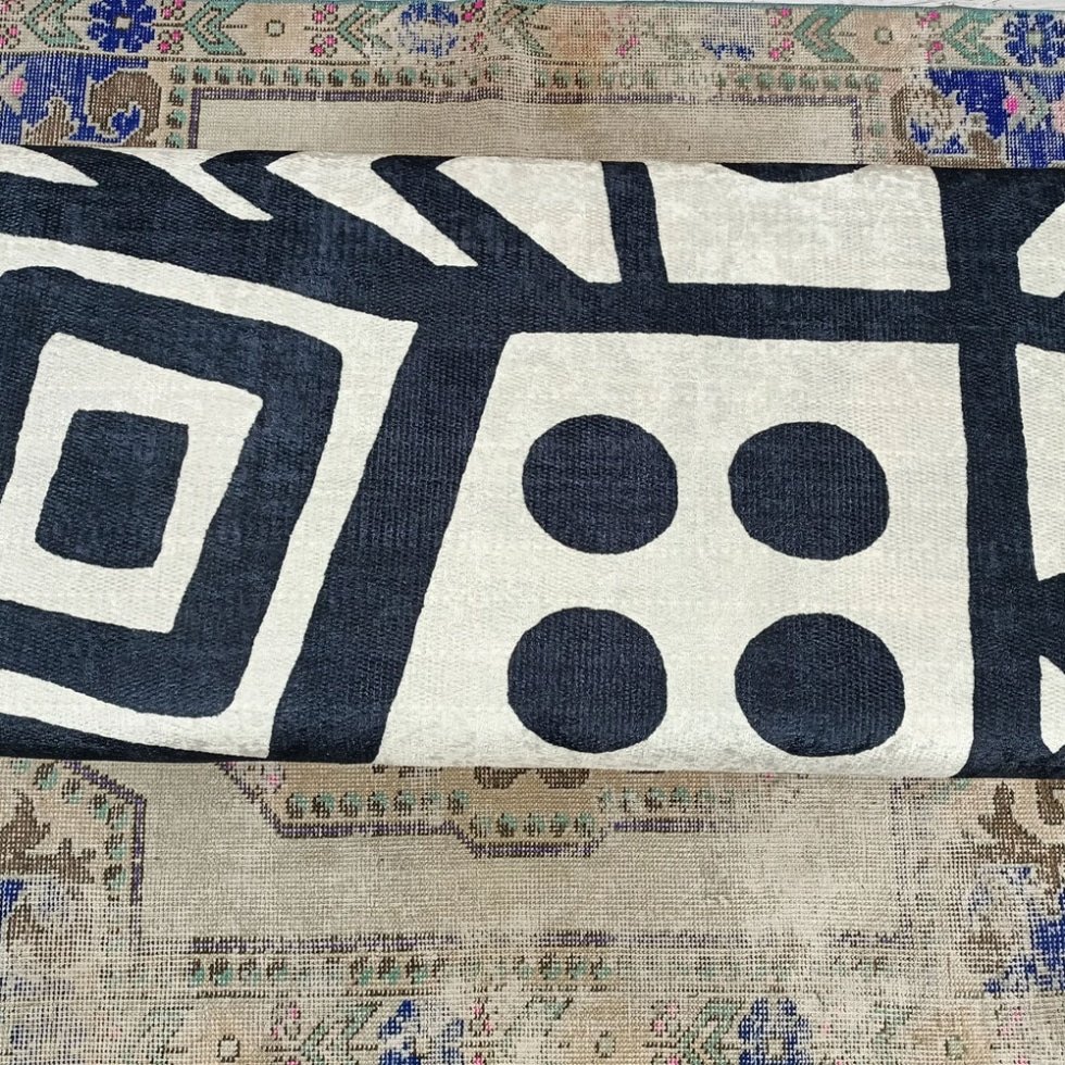 Mesa de centro otomana kilim turca en blanco y negro con almacenaje