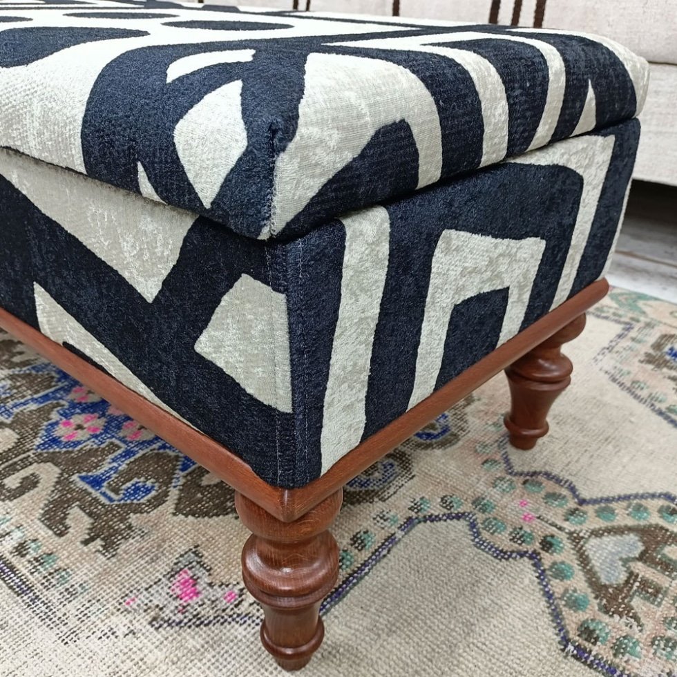 Mesa de centro otomana kilim turca en blanco y negro con almacenaje