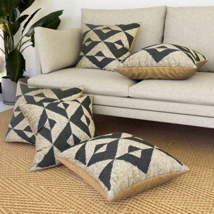 Cojines kilim en blanco y negro