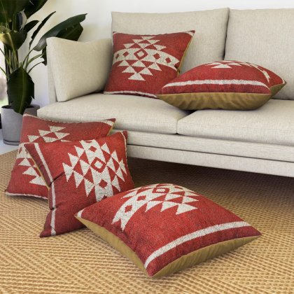 Cojines kilim ornamentados rojos